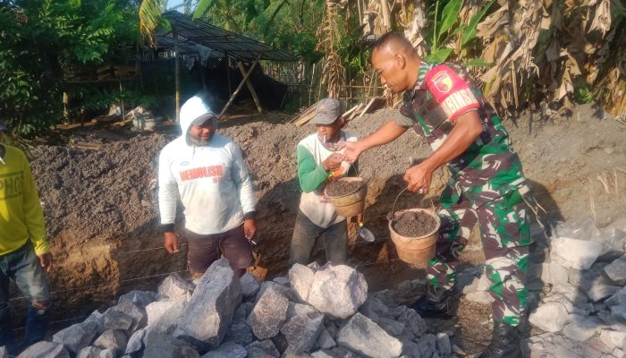 Babinsa Desa Purwoharjo Gotong Royong Bersama Warga Bangun Drainase
