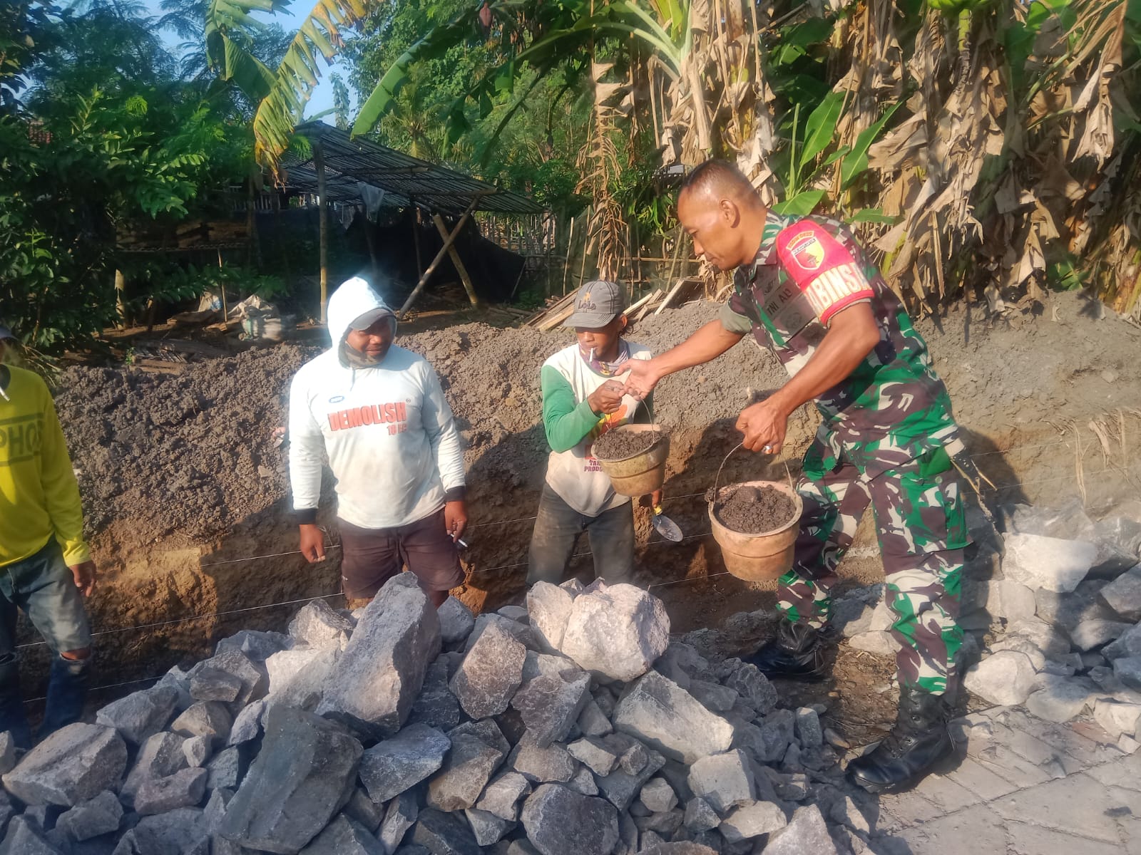 Babinsa Desa Purwoharjo Gotong Royong Bersama Warga Bangun Drainase 1 IMG 20251025 WA0002
