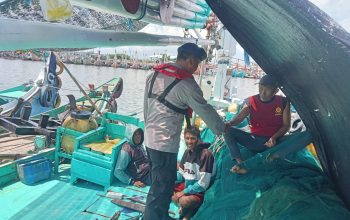 Personel Polairud Polresta Banyuwangi Berikan Himbauan Diatas Perahu Nelayan 4 IMG 20251027 WA0008