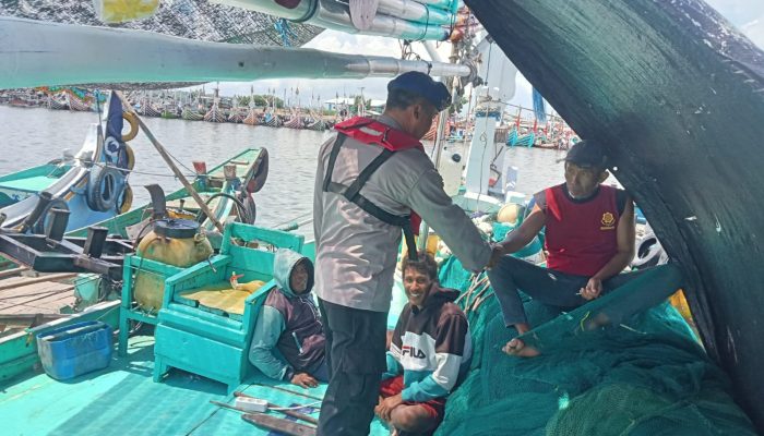 Personel Polairud Polresta Banyuwangi Berikan Himbauan Diatas Perahu Nelayan