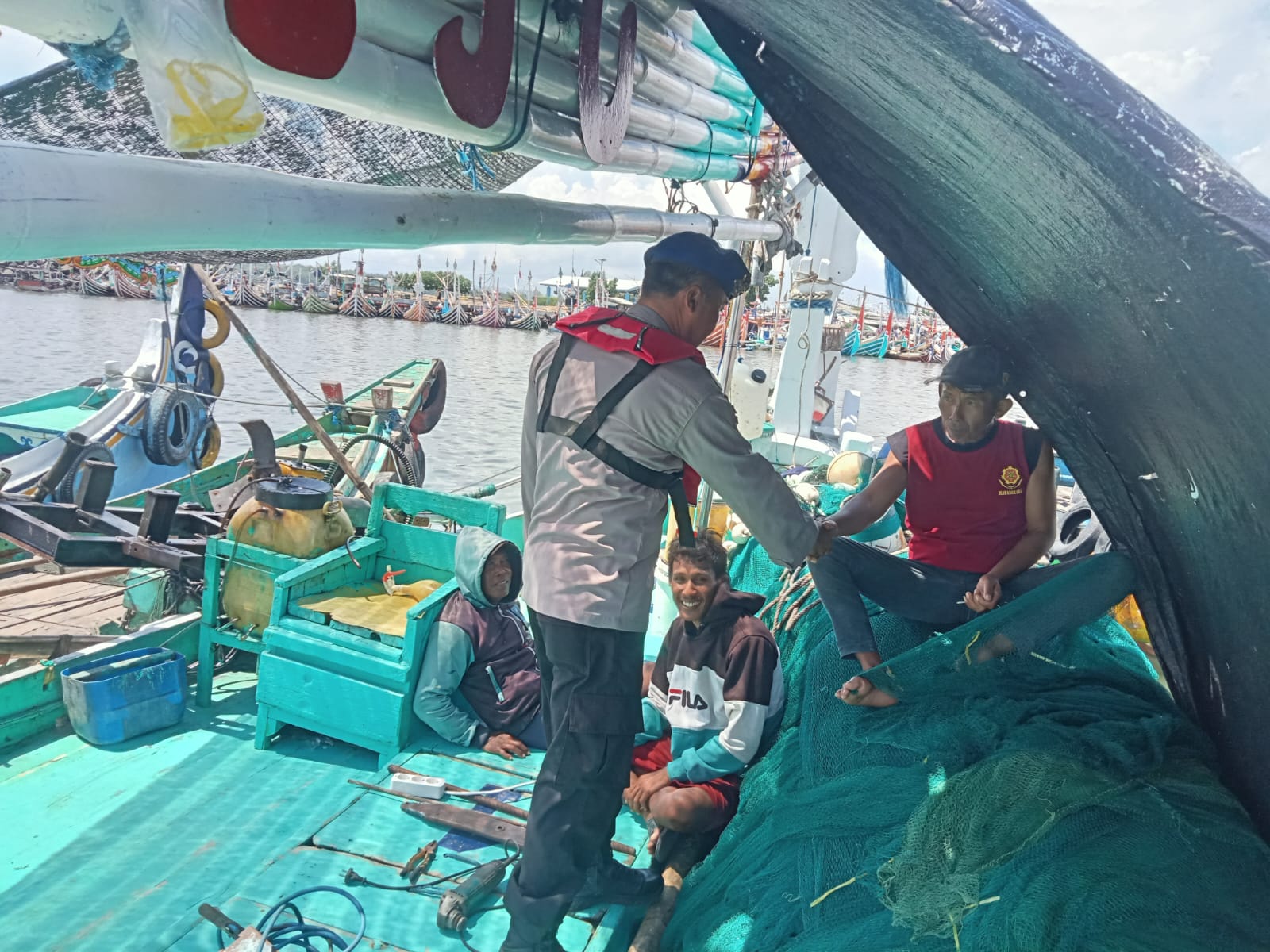 Personel Polairud Polresta Banyuwangi Berikan Himbauan Diatas Perahu Nelayan 1 IMG 20251027 WA0008