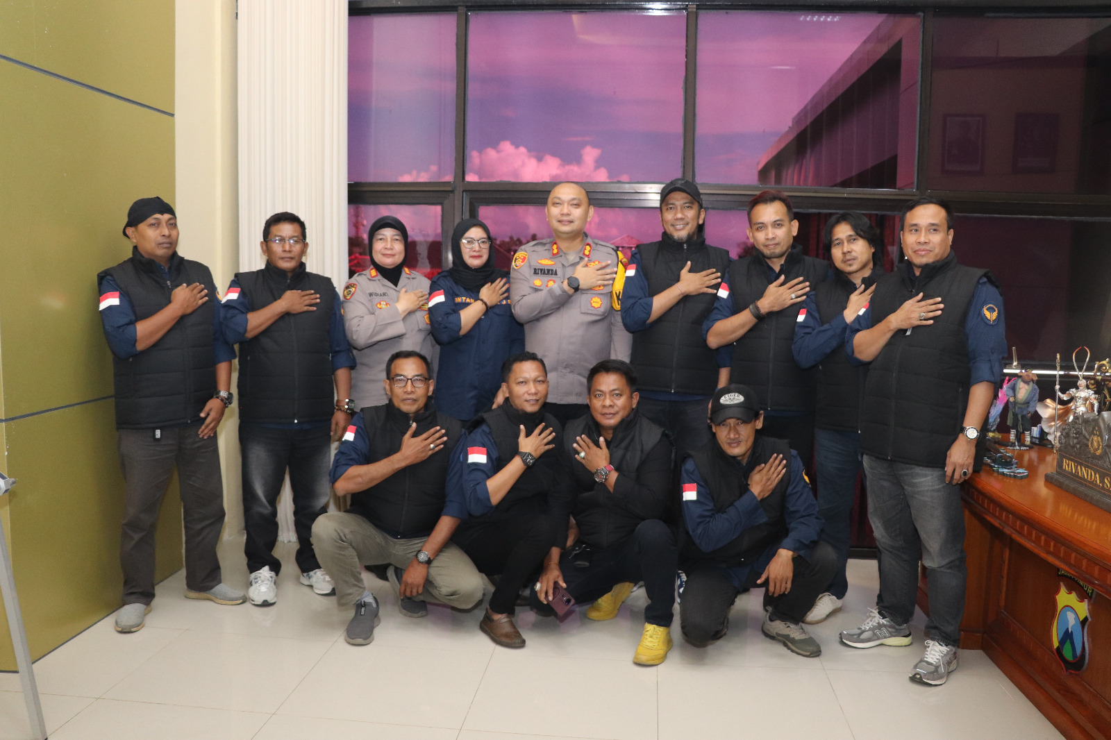 Penguatan Sinergi Pers dan Kepolisian: AJS dan Kapolres Sumenep Gelar Silaturahmi Strategis di Mapolres 1 IMG 20251028 WA0017 2