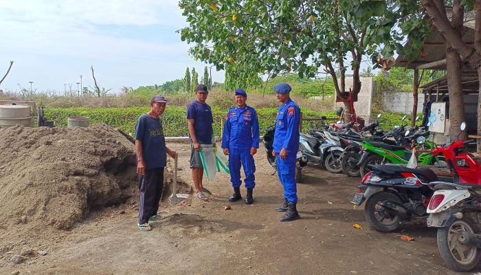 Personel Polairud Berikan Edukasi Kepada Masyarakat Nelayan Pesisir Pantai Meneng
