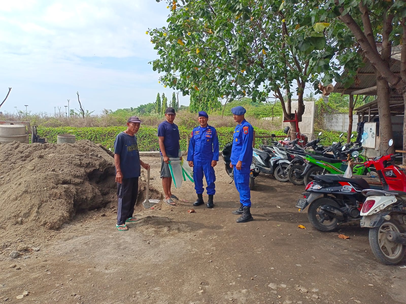 Personel Polairud Berikan Edukasi Kepada Masyarakat Nelayan Pesisir Pantai Meneng 1 IMG 20251029 WA0004
