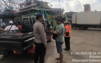 Personel Polairud Polresta Banyuwangi Sampaikan Himbuan Kepada Nelayan Dan Pengguna Jasa Transportasi Laut 5 IMG 20251031 WA0014