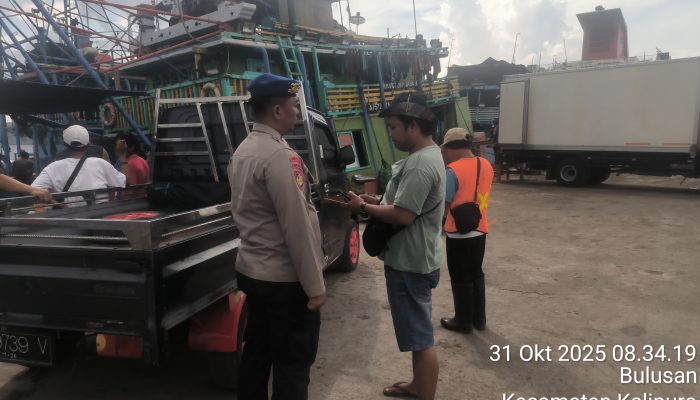 Personel Polairud Polresta Banyuwangi Sampaikan Himbuan Kepada Nelayan Dan Pengguna Jasa Transportasi Laut
