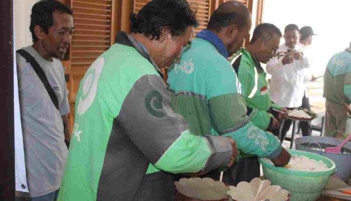 LAZ PERSADA Berbagi Berkah Lewat Program “Makan Siang Bersama Ojek Online”
