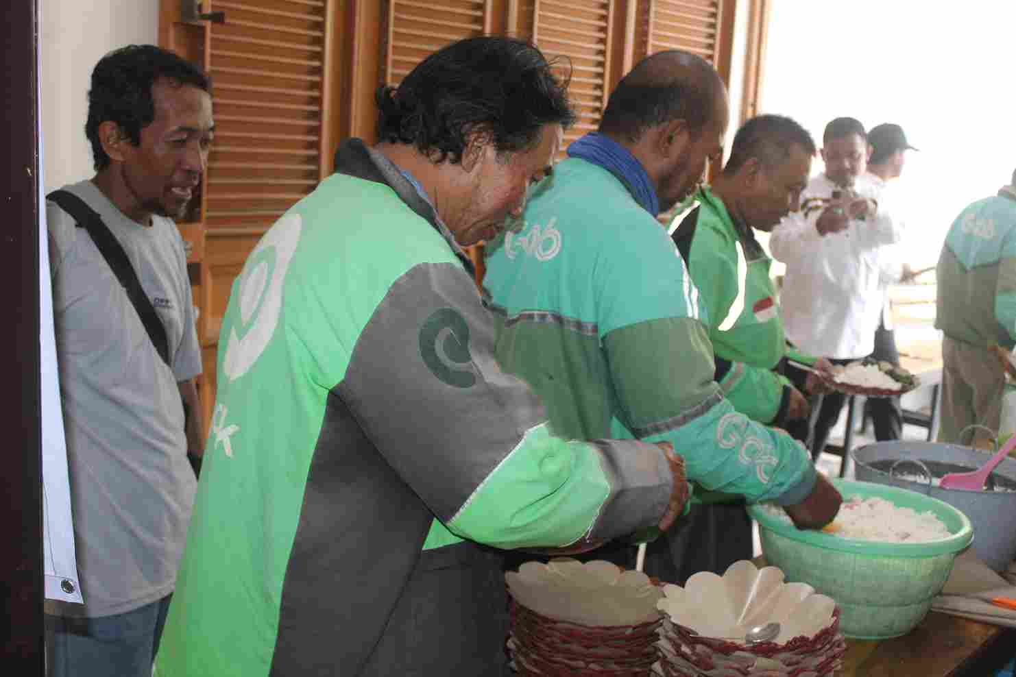 LAZ PERSADA Berbagi Berkah Lewat Program “Makan Siang Bersama Ojek Online” 1 LAZ PERSADA Berbagi Berkah Lewat Makan Siang Bersama Ojek Online 5
