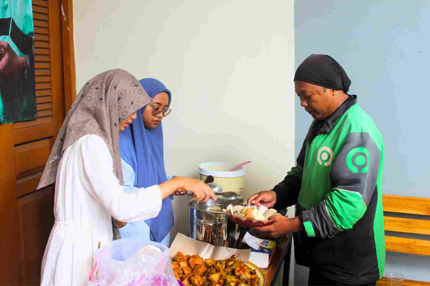 LAZ PERSADA Berbagi Berkah Lewat Program “Makan Siang Bersama Ojek Online” 2 LAZ PERSADA Kembali Gelar Program Makan Siang Bersama Ojek Online 3