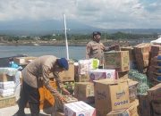 Personel Polairud Polresta Banyuwangi Lakukan Pemeriksaan Muatan Kapal