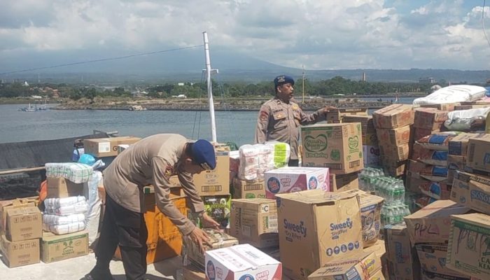 Personel Polairud Polresta Banyuwangi Lakukan Pemeriksaan Muatan Kapal
