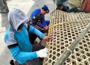 Satpolairud Polres Lamongan, “Wujudkan Polisi Penolong”, Bantu Nelayan Dalam Membuat Alat Tangkap Ikan