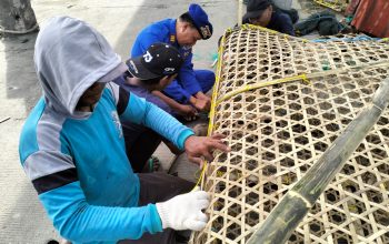 Satpolairud Polres Lamongan, "Wujudkan Polisi Penolong", Bantu Nelayan Dalam Membuat Alat Tangkap Ikan 3 IMG 20251106 WA0000