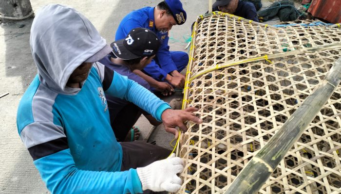 Satpolairud Polres Lamongan, “Wujudkan Polisi Penolong”, Bantu Nelayan Dalam Membuat Alat Tangkap Ikan