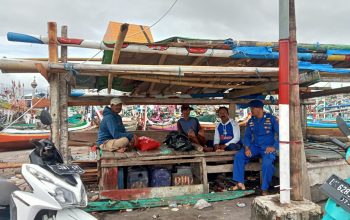Personel Polairud Polresta Banyuwangi Banyuwangi Lakukan Patroli Harkamtibmas Dikawasan Dermaga Pelabuhan Muncar 8 IMG 20251106 WA0004
