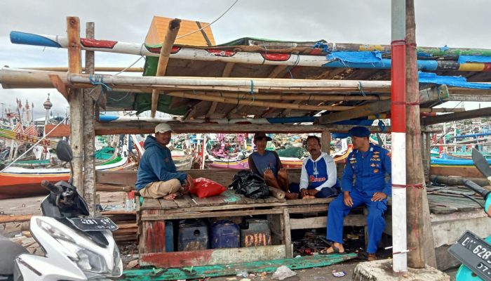 Personel Polairud Polresta Banyuwangi Banyuwangi Lakukan Patroli Harkamtibmas Dikawasan Dermaga Pelabuhan Muncar