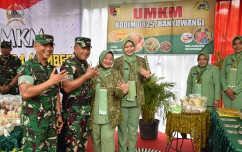 Persit Kartika Chandra Kirana Kodim 0825/Banyuwangi Pukau Pengunjung dengan Produk UMKM Khas Osing di Penutupan TMMD ke-126 4 IMG 20251107 WA0003