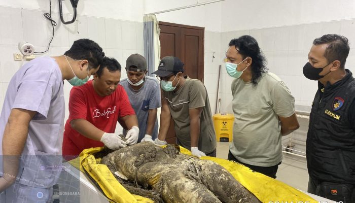 Satpolairud Polresta Banyuwangi Lakukan Evakuasi Jenazah Tanpa Identitas Dikawasan Pesisir Pantai Rowobendo